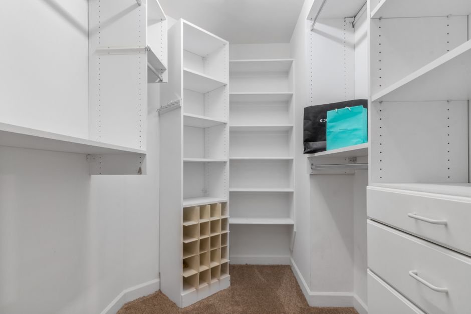 Guarda-roupa organizado com roupas dobradas e cabides