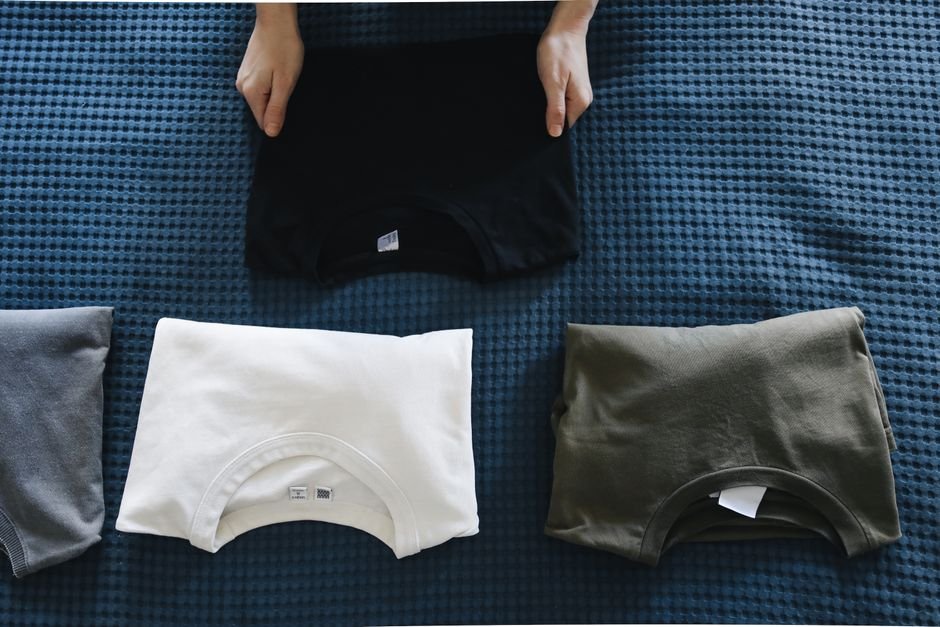 Roupas limpas dobradas e organizadas